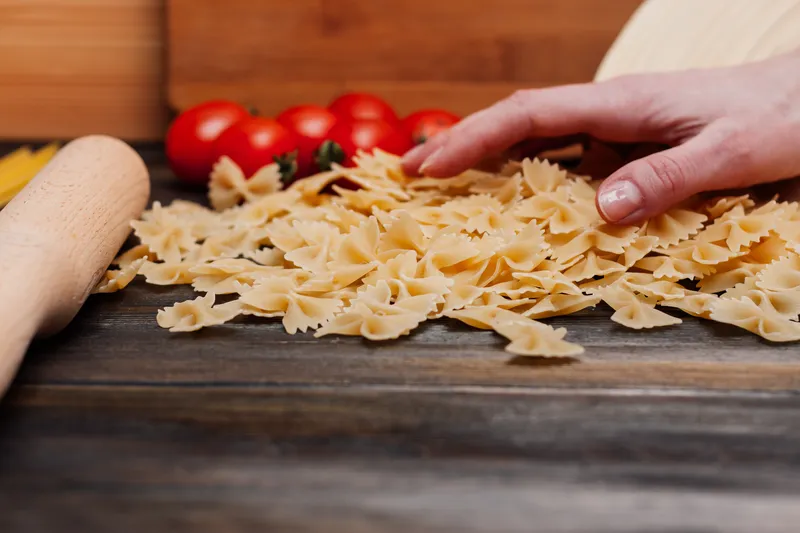 Паста, итальянская кухня, еда, приготовление, ингредиенты на разделочной доске