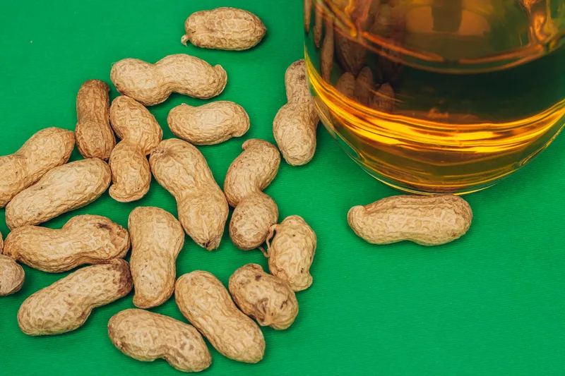 Пиво и арахис в скорлупе в баре, алкоголь, зелёный фон