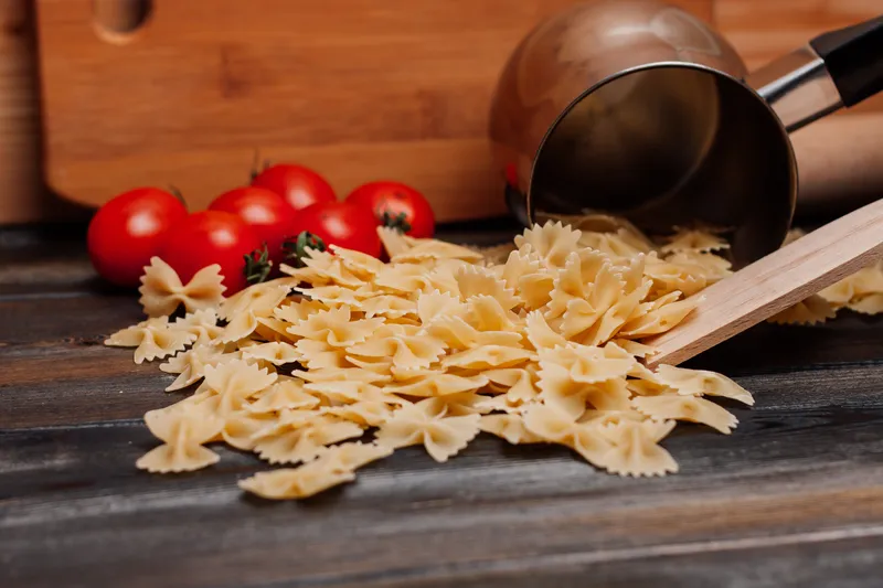 Тарелки с пастой, итальянская кухня, приготовление еды на деревянном столе