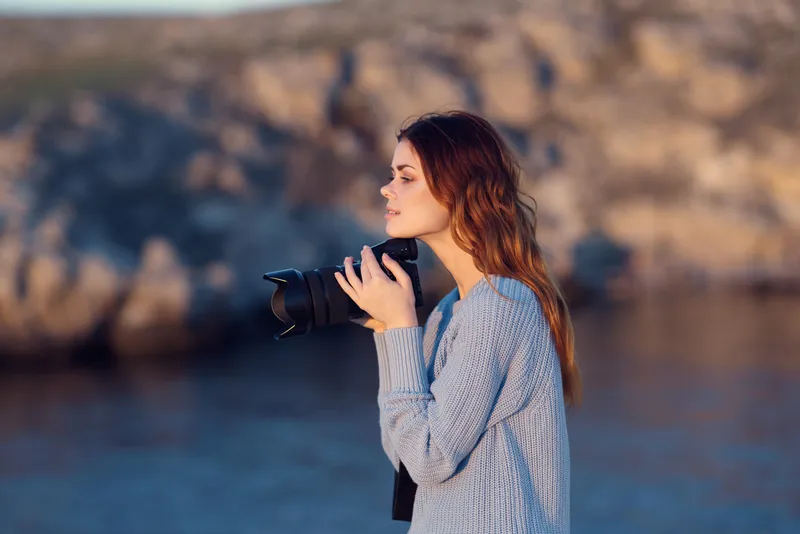 Женщина-фотограф на открытом воздухе, пейзаж, путешествие, отпуск, модель