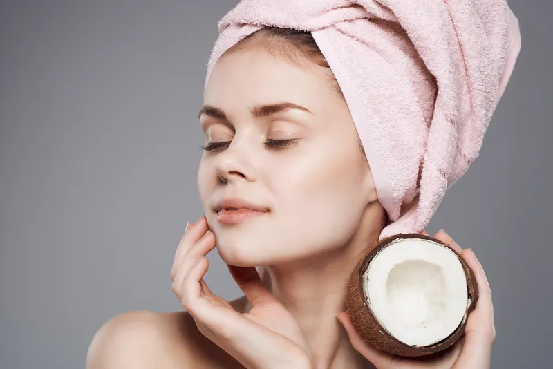 Красивая женщина с обнажённым телом, чистая кожа, кокос, изолированный фон