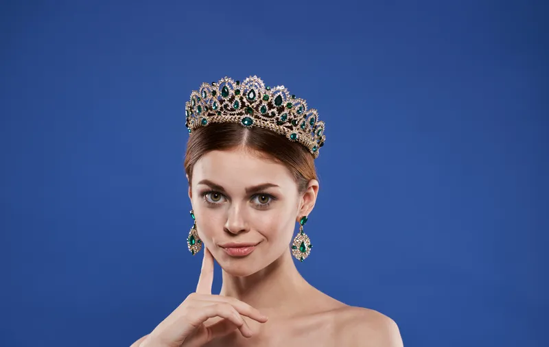 Красивая женщина, роскошные обнаженные плечи, косметика, мода, веселье, крупный план, стиль жизни