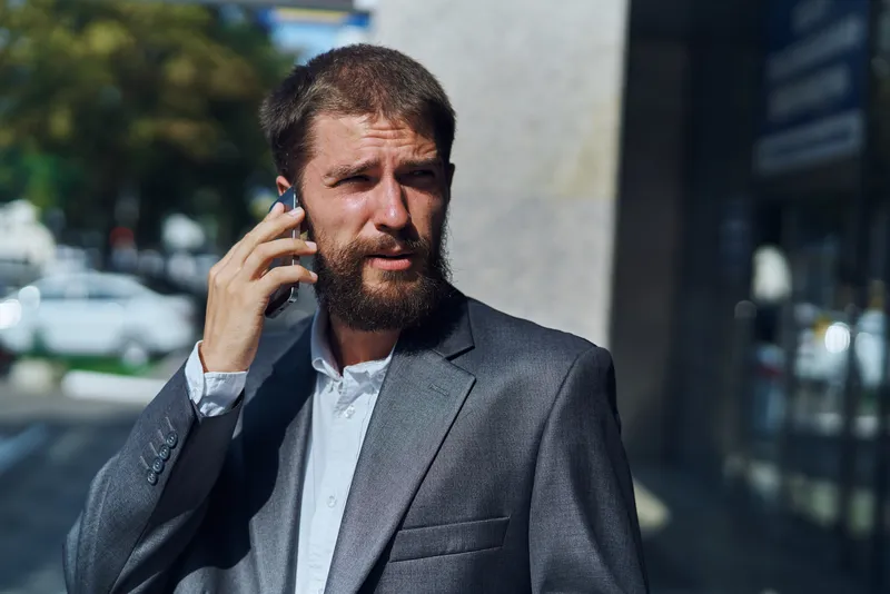 Деловой мужчина в костюме разговаривает по телефону на улице, бизнес-менеджер, руководитель