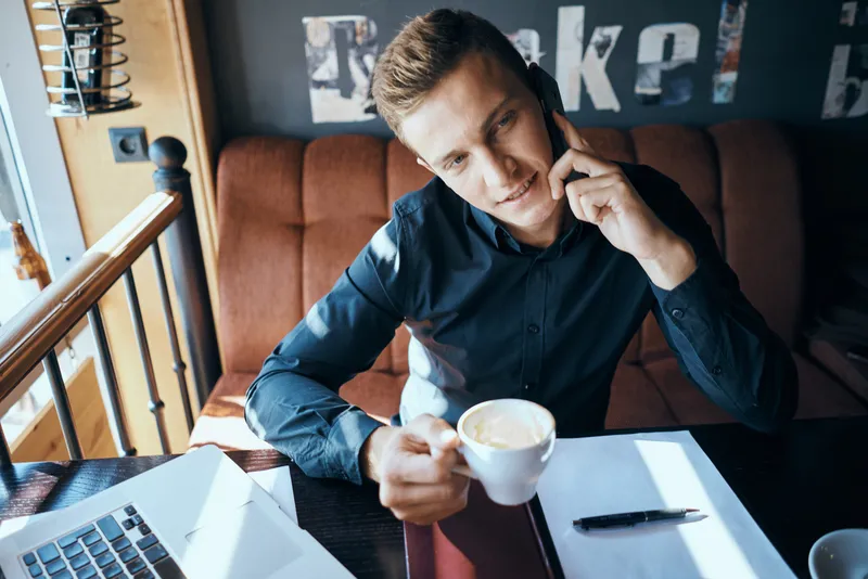 Бизнесмен с чашкой кофе в кафе, эмоции, работа в офисе, стресс, раздражительность, директор