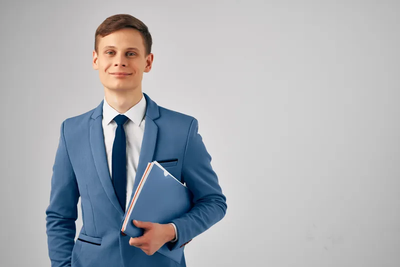 Менеджер в деловом костюме, уверенность в себе, работа с документами в офисе