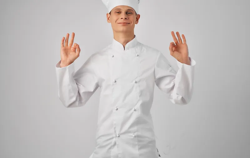 Шеф-повар, профессиональная кухонная утварь, приготовление еды, ресторанный сервис