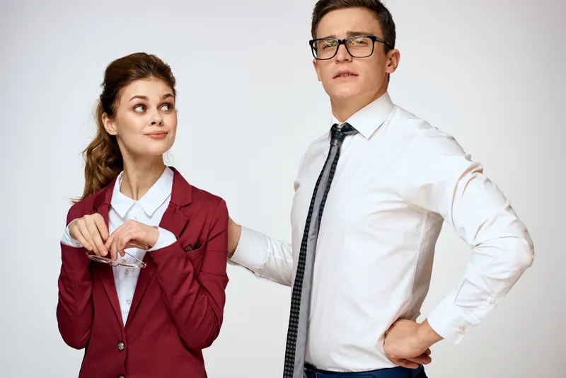 Коллеги по работе, деловая пара, офисные сотрудники, команда, студийная съёмка на светлом фоне