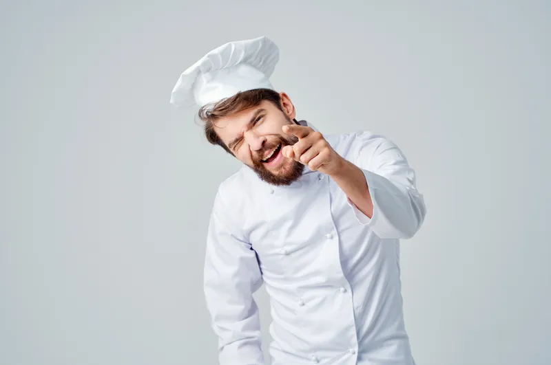 Бородатый мужчина на кухне, работа повара, жесты рук, изолированный фон