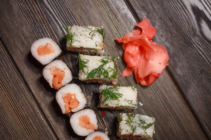 Роллы с суши, красный имбирь, ресторанный деликатес, азиатская кухня