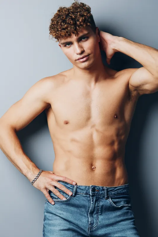 Сексуальный мужчина в серых джинсах, с обнаженной грудью, атлетичный молодой парень, модный, мускулистый, здоровый, на фоне