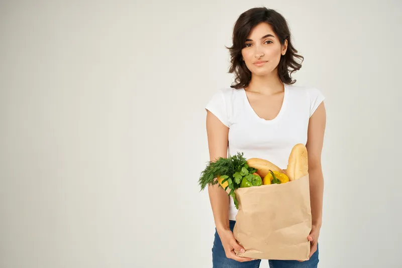 Женщина с пакетом продуктов из супермаркета, здоровая еда