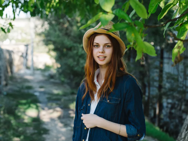 Женщина на свежем воздухе наслаждается прогулкой и туризмом