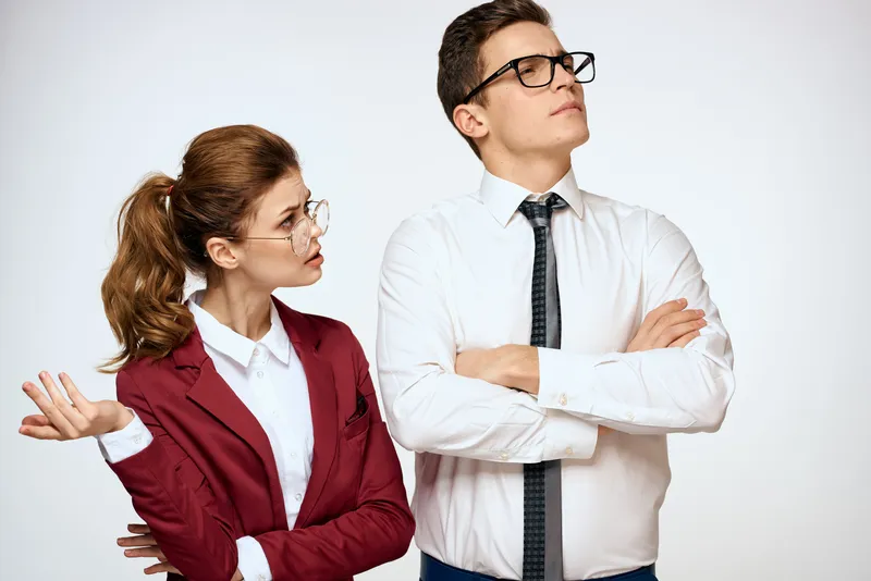 Деловые мужчины и женщины, коллеги по работе, офисная команда, светлый фон