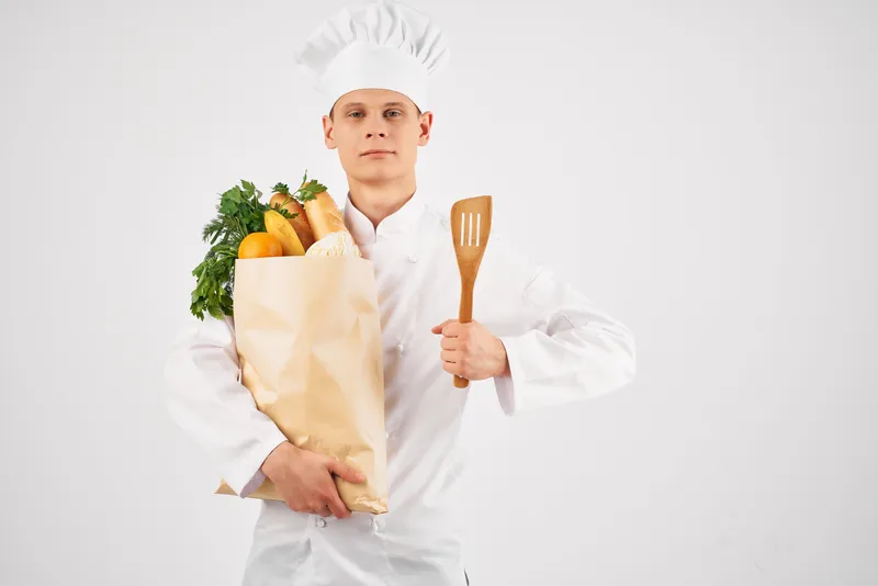 Мужчина с продуктовой упаковкой, сервис доставки, работа в супермаркете