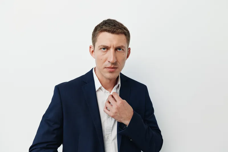 Мужчина, парень на привлекательном изолированном фоне