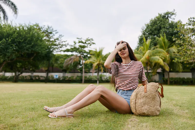 Портрет женщины, идущей беззаботно