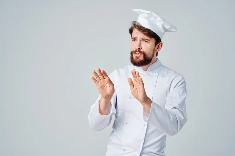 Мужчина в рабочей форме, профессия, кухня, светлый фон