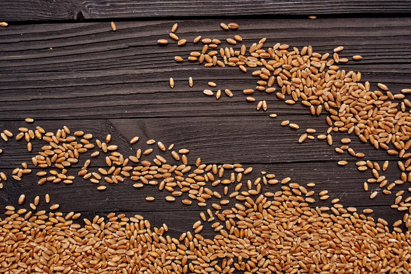 Хлопья в пакете на деревянном фоне, натуральные продукты