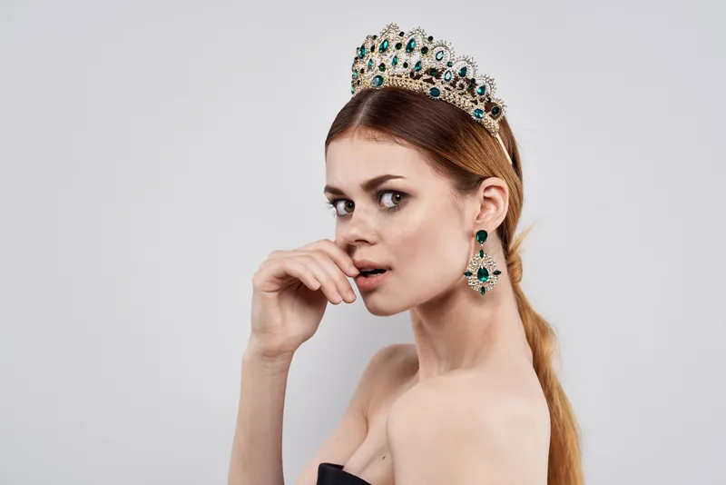 Красивая женщина, роскошь, обнаженные плечи, косметика, мода, изолированный фон