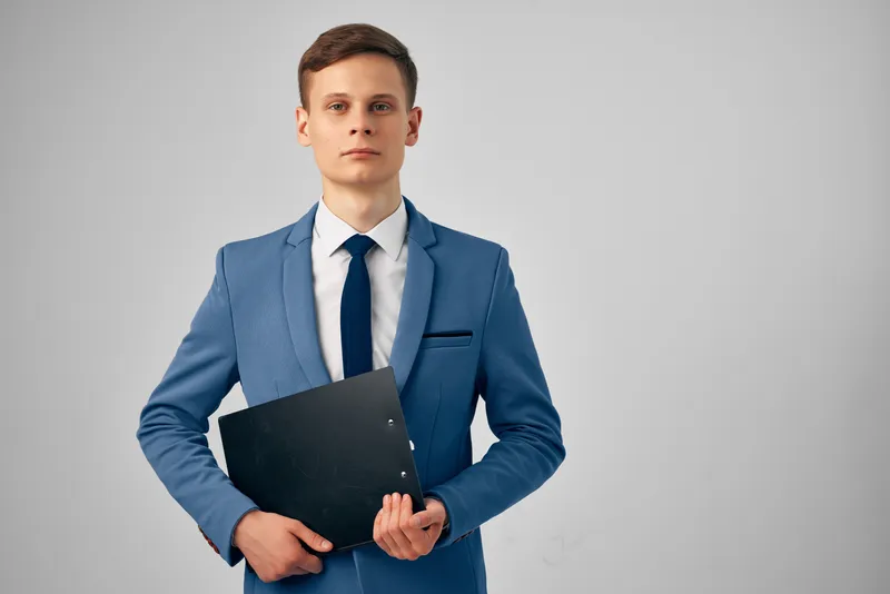 Мужчина с документами в руках, официальный менеджер, бизнесмен за работой