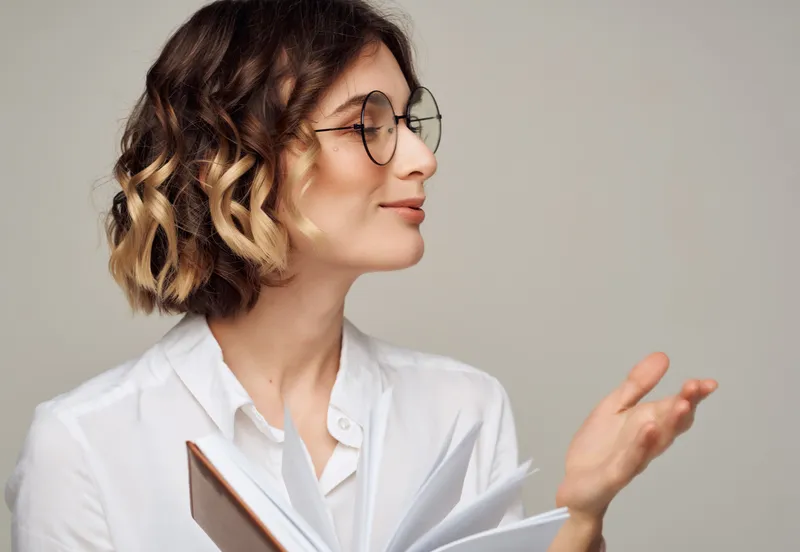 Деловая женщина с книгой в руках, профессиональная работа в студии