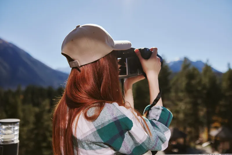 Женщина-фотограф на открытом воздухе, путешествие, приключение, пейзаж, профессионал