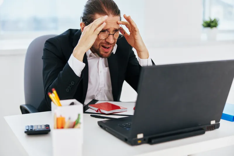 Бизнесмен, телефон, ноутбук, работа, эмоции, технологии