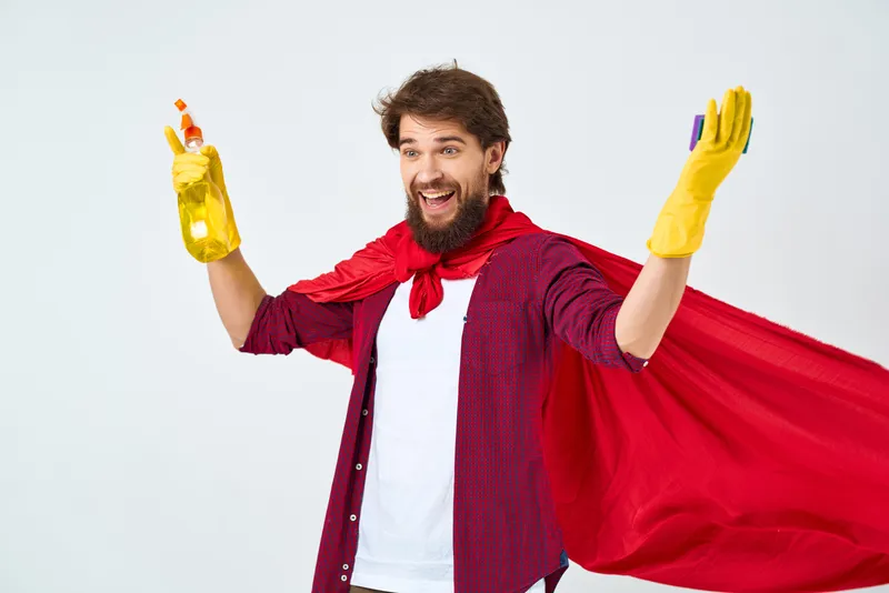 Домработница в красном плаще убирает квартиру, поддерживая гигиену и заботясь о доме