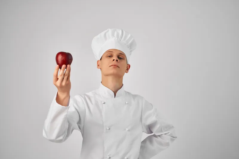 Шеф-повар с яблоком в руках, продукты, работа, профессиональное приготовление пищи