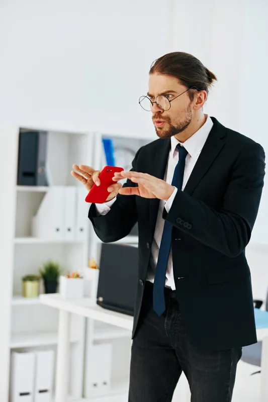 Менеджер работает с официальными документами в офисе, используя современные технологии