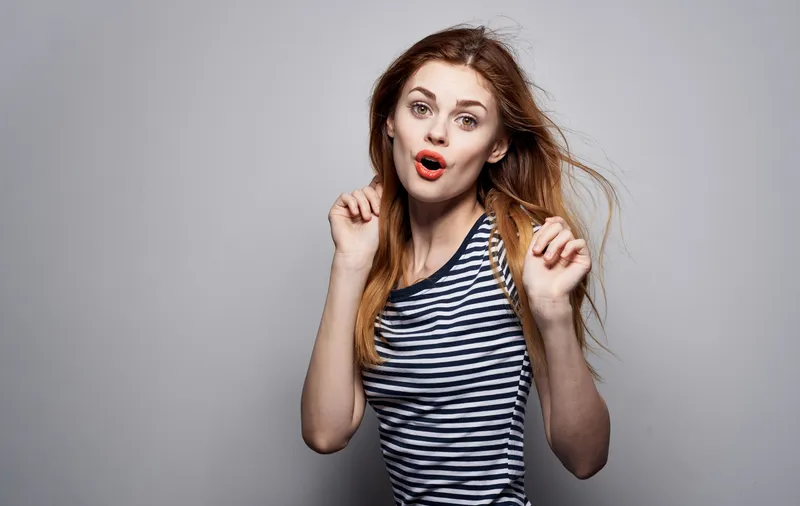 Красивая женщина с прекрасной прической, косметикой, излучающая гламур и эмоции, в элегантном стиле