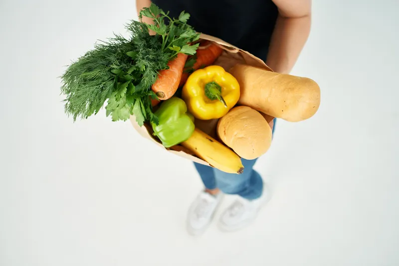 Пакет с продуктами для доставки еды из супермаркета, содержащий здоровую пищу