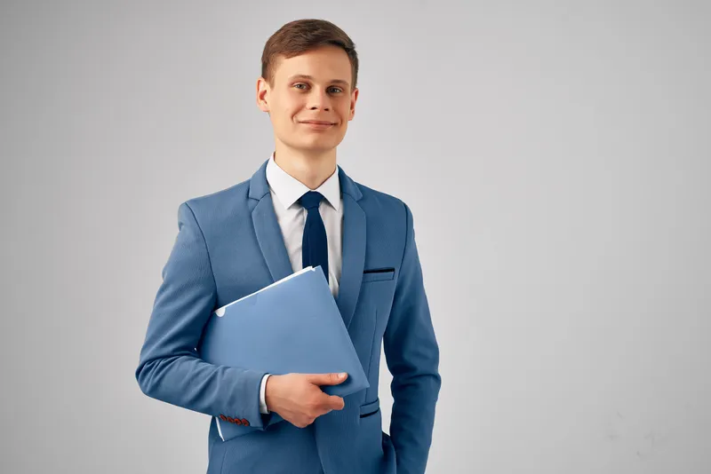 Деловой мужчина в костюме с документами, работа в офисе, успешный менеджер