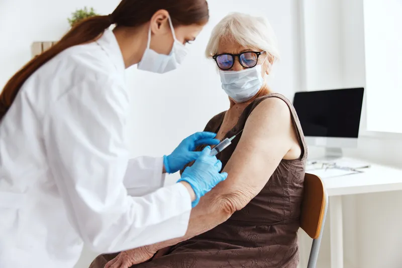 Пациент получает инъекцию шприцем для вакцинации, паспорт вакцинации, защита иммунитета