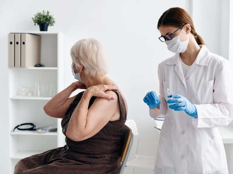 Медсестра и пациент в больнице, вакцинный паспорт, лечение коронавируса