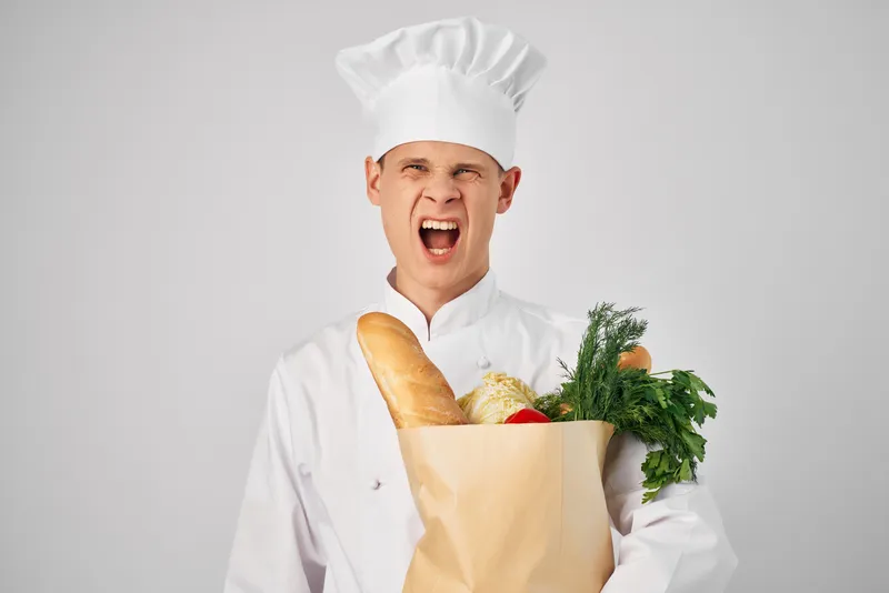 Шеф-повар с упаковкой продуктов, сервис и приготовление еды