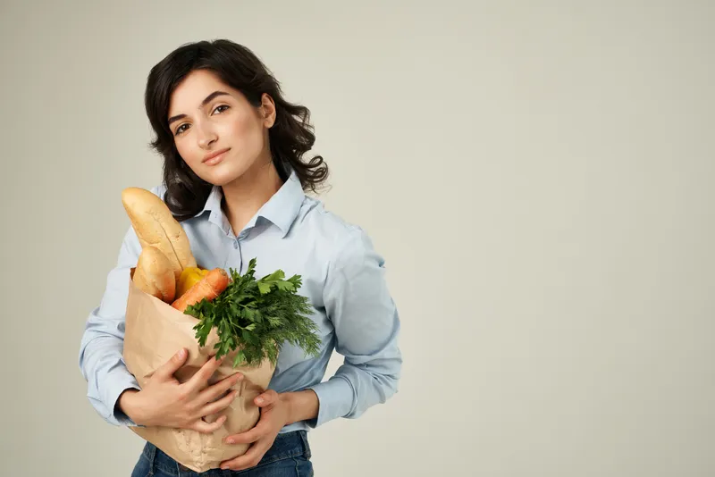 Женщина в осенних рубашках, я домохозяйка, с пакетом продуктов в супермаркете, доставка
