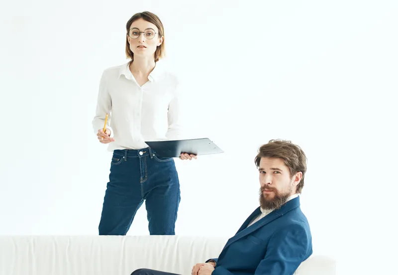 Деловой мужчина и женщина, коллеги-официальные лица, на работе в офисе передают сообщение