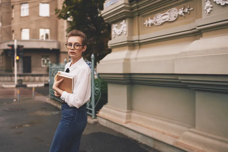 Женщина с короткими волосами с книгой в руках на улице, чтение, общение