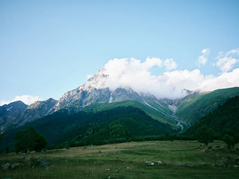 Альпийские горы, обширный пейзаж, первозданная природа, безмятежный альпийский вид, вид на долину, бескрайний луг, плывущие облака, живописный передний план, текстура леса, открытое небо…