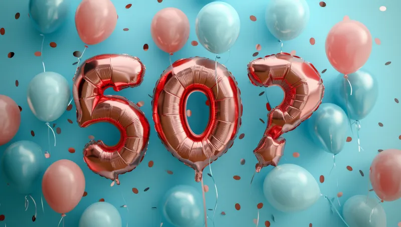 Разноцветное конфетти и воздушные шары для празднования 50-летия на голубом фоне