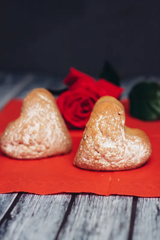 Сердечки из имбирного пряника, красные салфетки, роза, цветок, романтика, десерт, завтрак