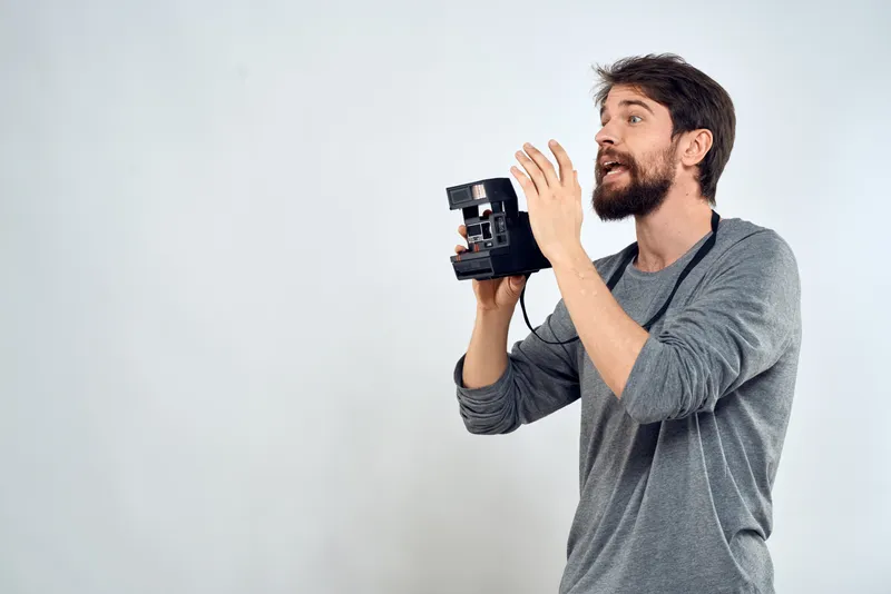Профессиональный фотограф, креативные технологии, папарацци, светлый фон