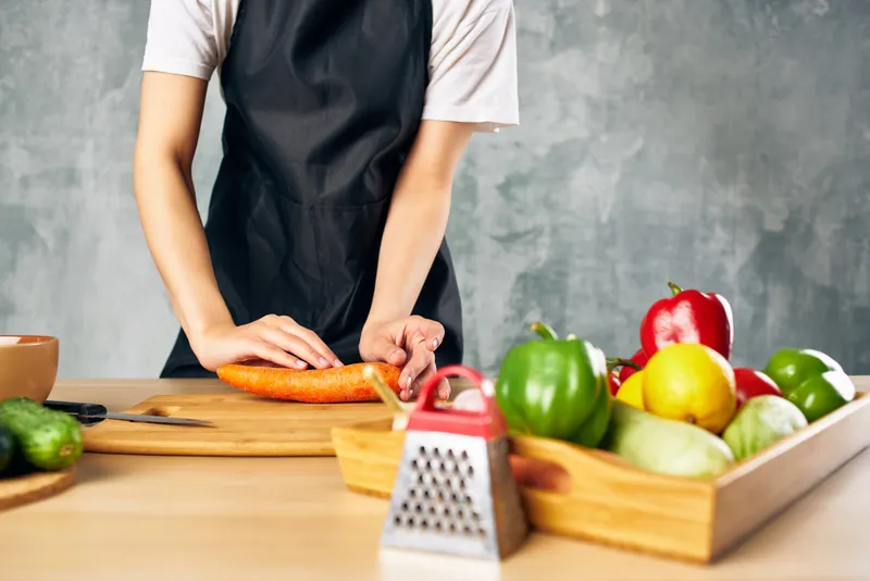 Нарезка овощей, здоровое питание, свежие продукты на кухне