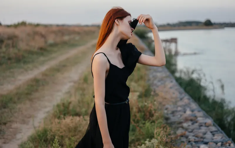 Женщина в чёрном платье на природе, сельский пейзаж