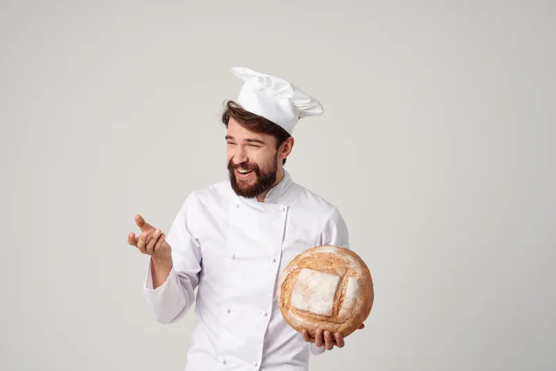 Мужчина-повар работает на кухне, выпечка хлебобулочных изделий, профессиональные эмоции