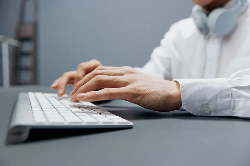 Бизнесмены в белых рубашках работают за клавиатурой в официальном офисе на изолированном фоне