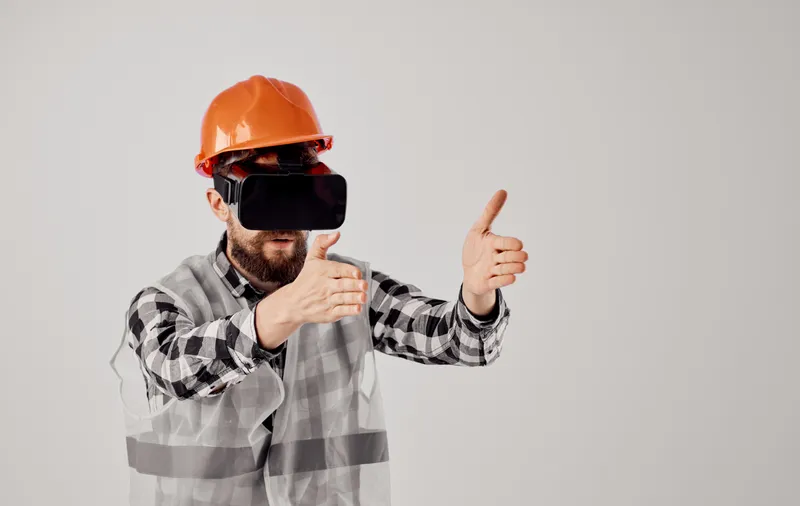 Архитектор в 3D-очках жестикулирует руками на светлом фоне с копировальным пространством