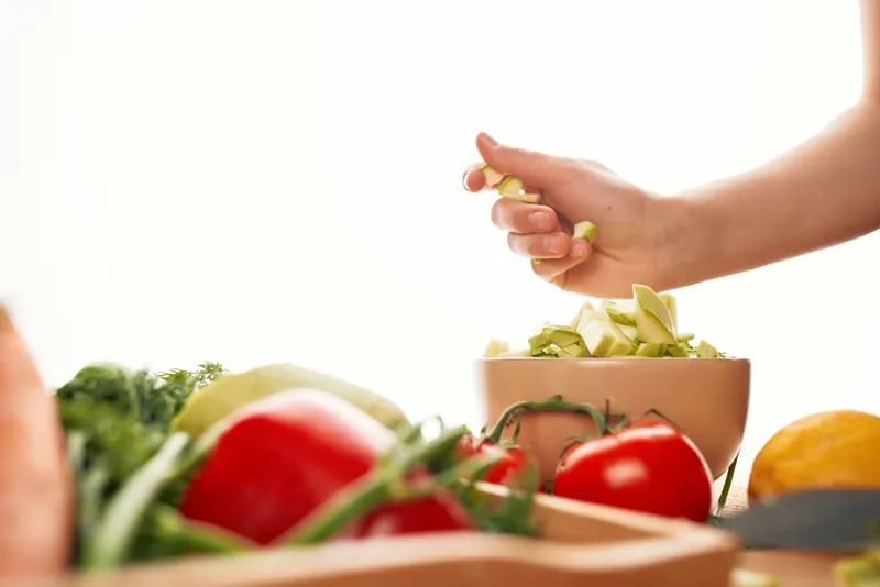 Приготовление пищи, нарезка овощей на кухне, здоровое питание, салат