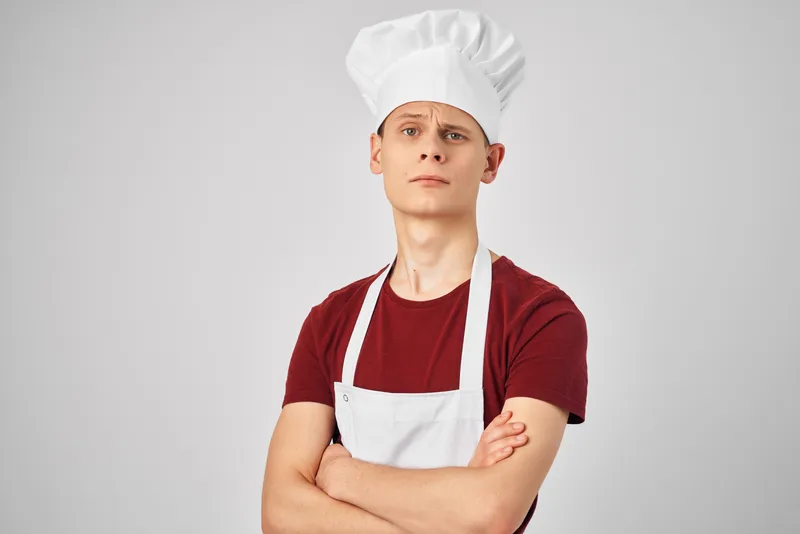 Мужчина в униформе шеф-повара работает на кухне по профессии